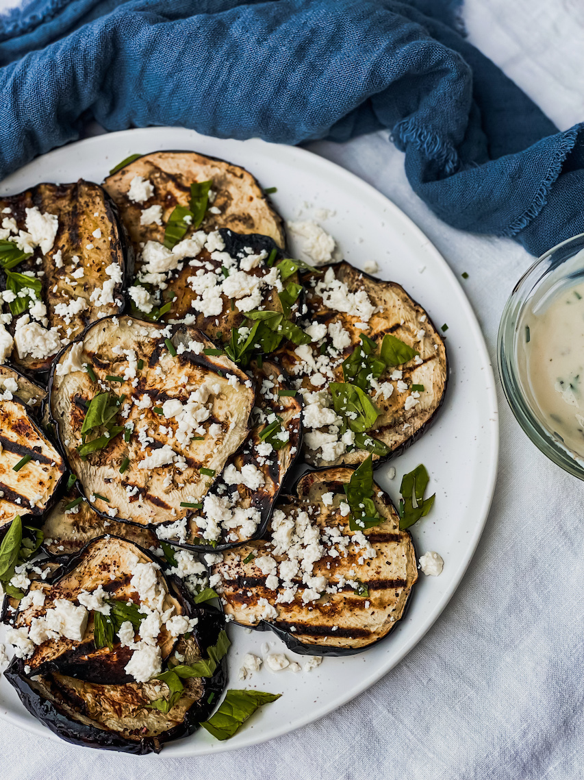 aubergine-sur-le-bbq-sauce-au-yogourt-et-ciboulette-recette-sant